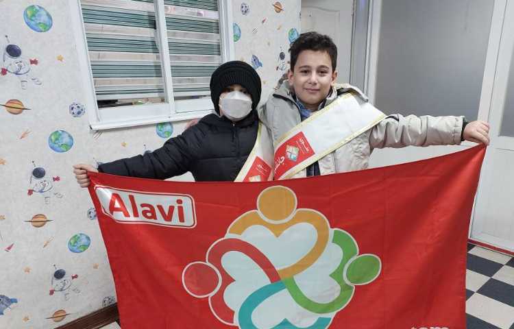 خوشامدگویی به دانش آموزان و همکاران توسط کاپیتان و نایب کاپیتان گروه قرمز به زبان انگلیسی