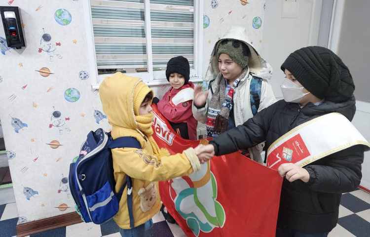 خوشامدگویی به دانش آموزان و همکاران توسط کاپیتان و نایب کاپیتان گروه قرمز به زبان انگلیسی 2