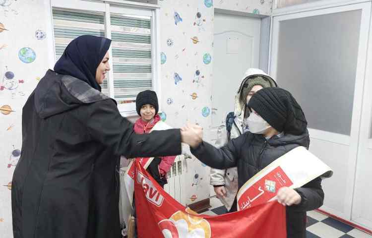 خوشامدگویی به دانش آموزان و همکاران توسط کاپیتان و نایب کاپیتان گروه قرمز به زبان انگلیسی 3