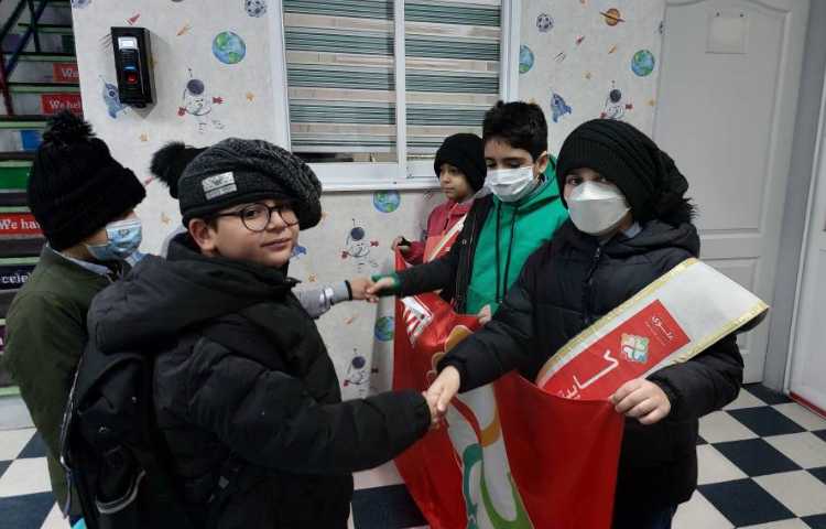 خوشامدگویی به دانش آموزان و همکاران توسط کاپیتان و نایب کاپیتان گروه قرمز به زبان انگلیسی 4