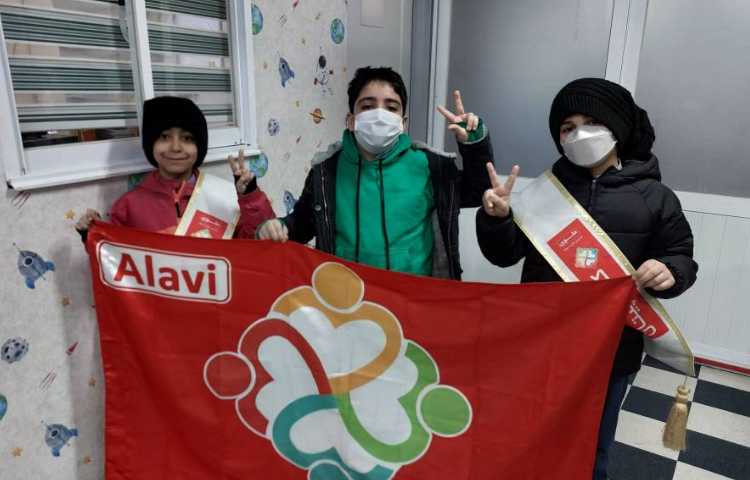 خوشامدگویی به دانش آموزان و همکاران توسط کاپیتان و نایب کاپیتان گروه قرمز به زبان انگلیسی 6