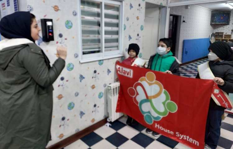 خوشامدگویی به دانش آموزان و همکاران توسط کاپیتان و نایب کاپیتان گروه قرمز به زبان انگلیسی 7