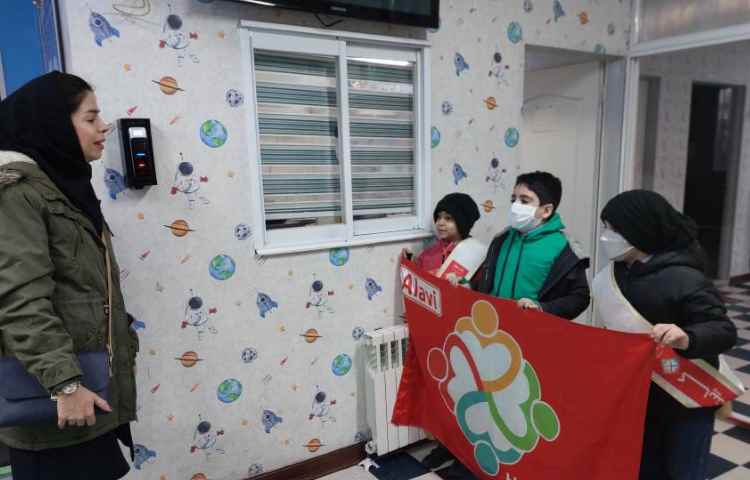 خوشامدگویی به دانش آموزان و همکاران توسط کاپیتان و نایب کاپیتان گروه قرمز به زبان انگلیسی 8