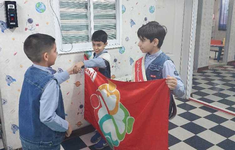 خوشامدگویی به دانش آموزان و همکاران توسط کاپیتان و نایب کاپیتان گروه قرمز به زبان انگلیسی 1