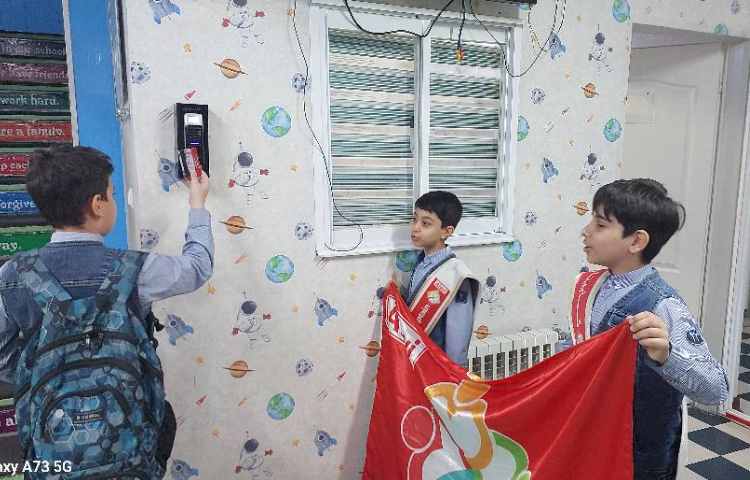 خوشامدگویی به دانش آموزان و همکاران توسط کاپیتان و نایب کاپیتان گروه قرمز به زبان انگلیسی 2