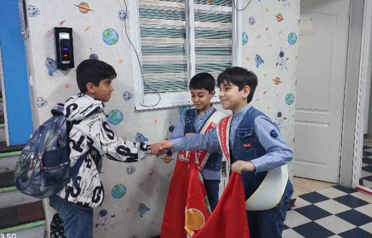 خوشامدگویی به دانش آموزان و همکاران توسط کاپیتان و نایب کاپیتان گروه قرمز به زبان انگلیسی