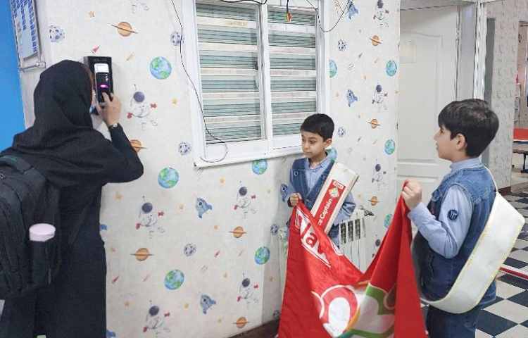 خوشامدگویی به دانش آموزان و همکاران توسط کاپیتان و نایب کاپیتان گروه قرمز به زبان انگلیسی 4