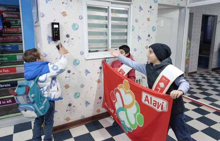 خوشامدگویی به دانش آموزان و همکاران توسط کاپیتان و نایب کاپیتان 1