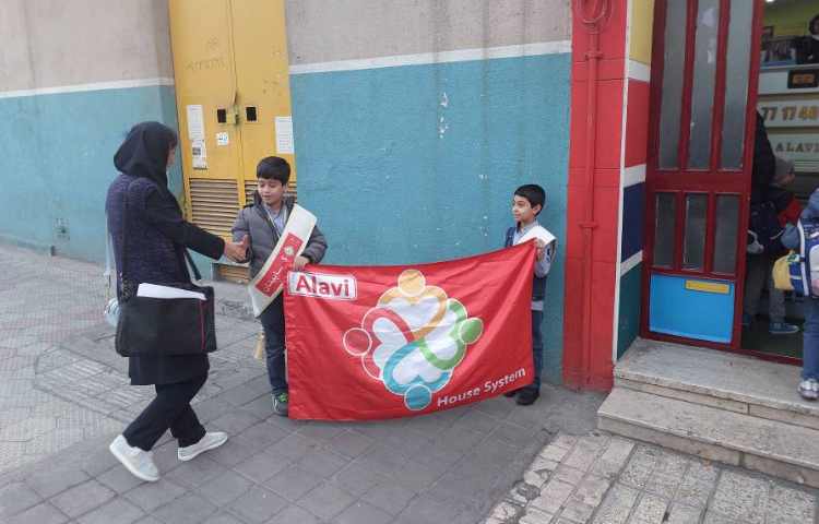 خوشامدگویی به دانش آموزان و همکاران توسط کاپیتان و نایب کاپیتان 2