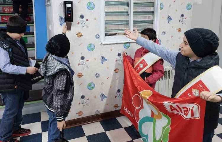 خوشامدگویی به دانش آموزان و همکاران توسط کاپیتان و نایب کاپیتان 2