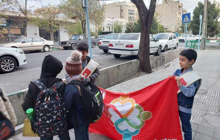 خوشامدگویی به دانش آموزان و همکاران توسط کاپیتان و نایب کاپیتان 4