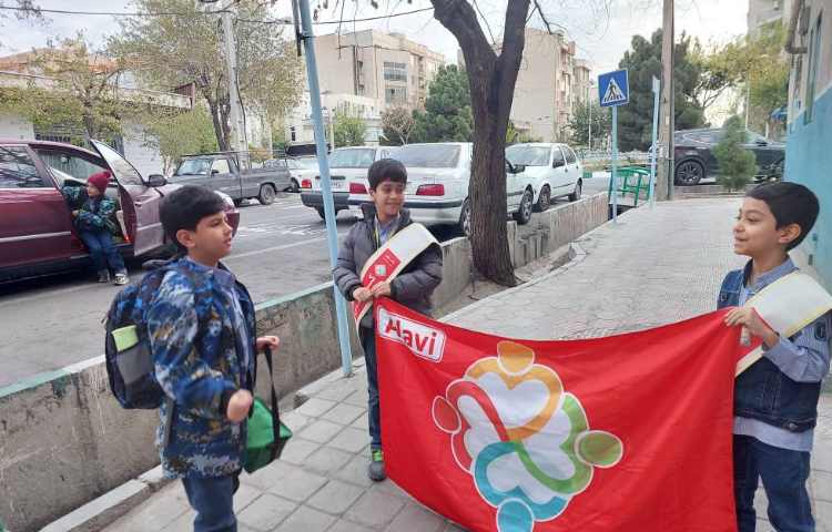 خوشامدگویی به دانش آموزان و همکاران توسط کاپیتان و نایب کاپیتان 6