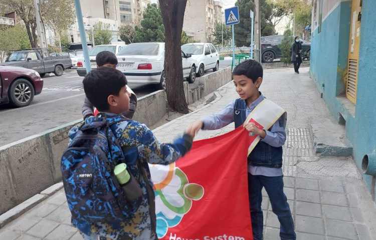 خوشامدگویی به دانش آموزان و همکاران توسط کاپیتان و نایب کاپیتان 7