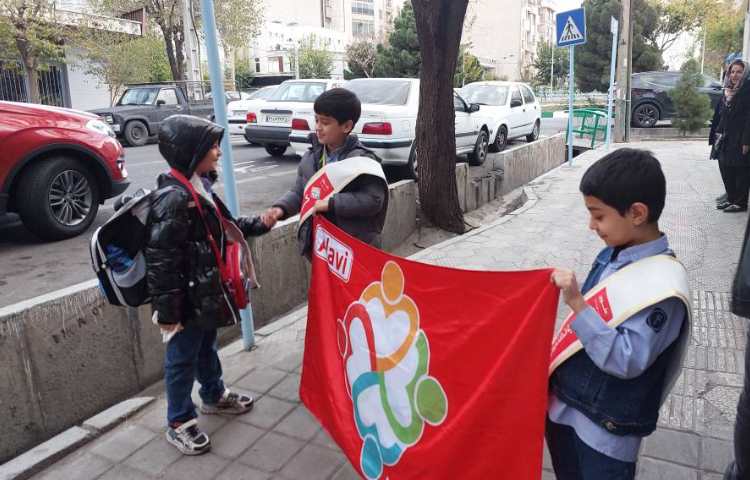 خوشامدگویی به دانش آموزان و همکاران توسط کاپیتان و نایب کاپیتان 8