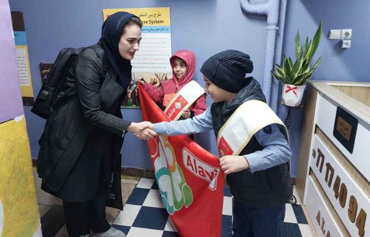 خوشامدگویی به دانش آموزان و همکاران توسط کاپیتان و نایب کاپیتان