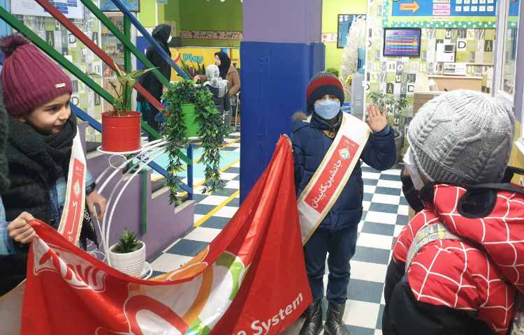 :خوشامدگویی به دانش اموزان و کادر مدرسه گروه قرمز (طرح چهارخانه)