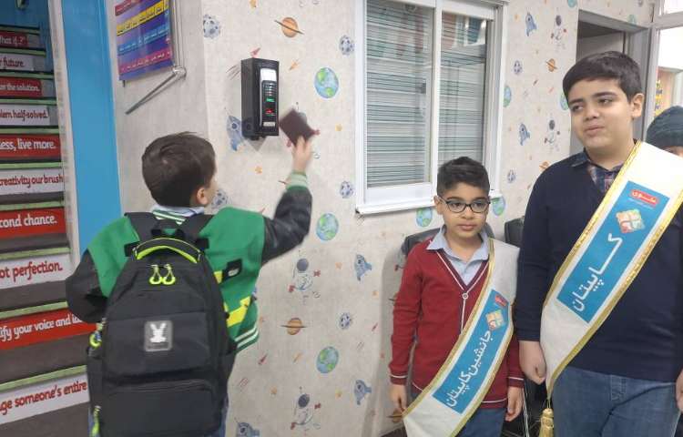 خوشامدگویی و استقبال از دانش آموزان توسط کاپیتان و جانشین کاپیتان گروه آبی 1