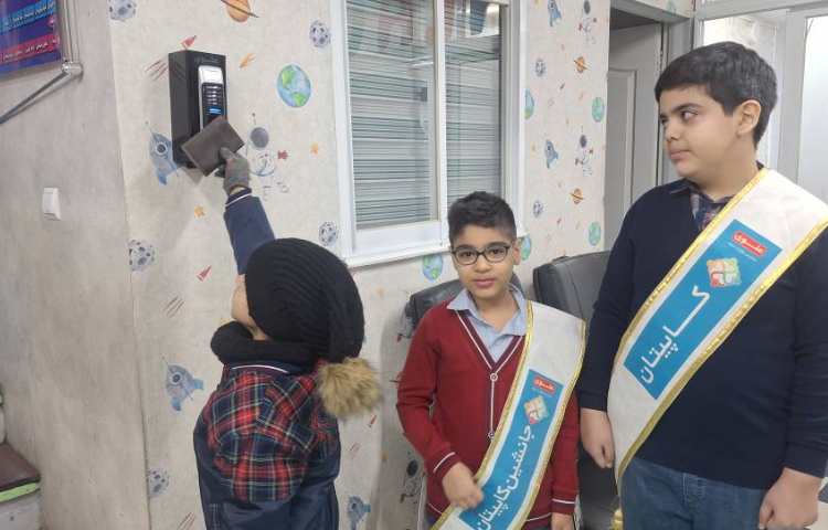 خوشامدگویی و استقبال از دانش آموزان توسط کاپیتان و جانشین کاپیتان گروه آبی 2