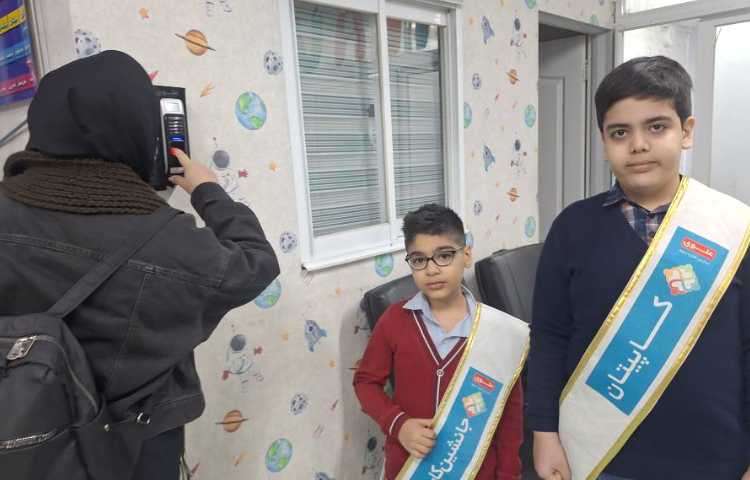 خوشامدگویی و استقبال از دانش آموزان توسط کاپیتان و جانشین کاپیتان گروه آبی 3