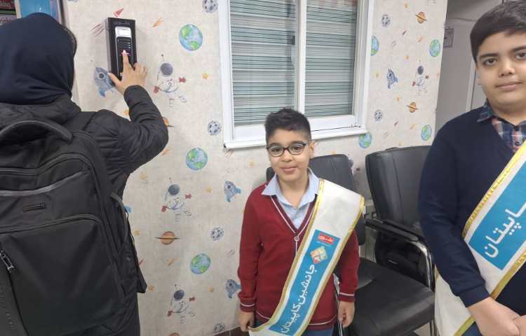 خوشامدگویی و استقبال از دانش آموزان توسط کاپیتان و جانشین کاپیتان گروه آبی 4