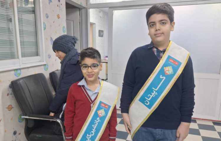 خوشامدگویی و استقبال از دانش آموزان توسط کاپیتان و جانشین کاپیتان گروه آبی