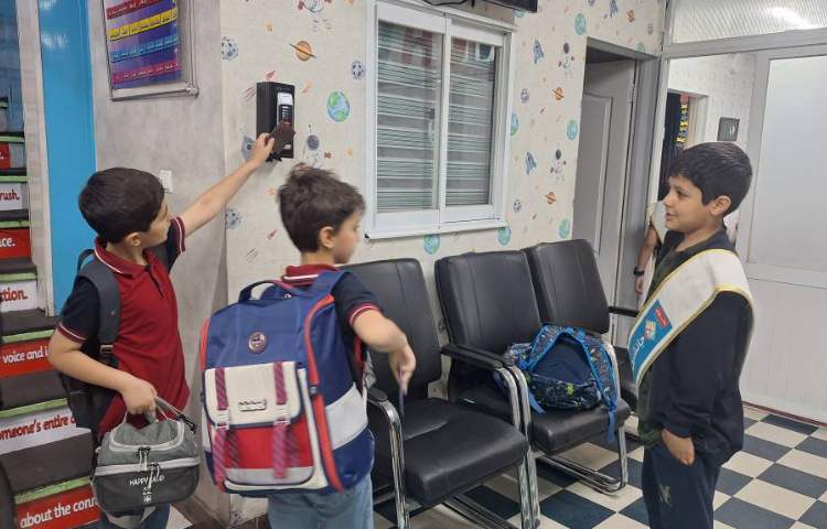 خوشامدگویی و استقبال از دانش آموزان توسط گروه آبی 1