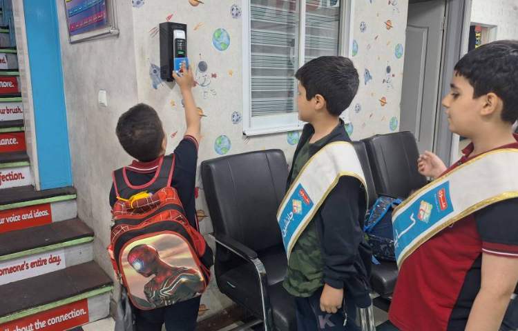 خوشامدگویی و استقبال از دانش آموزان توسط گروه آبی 3