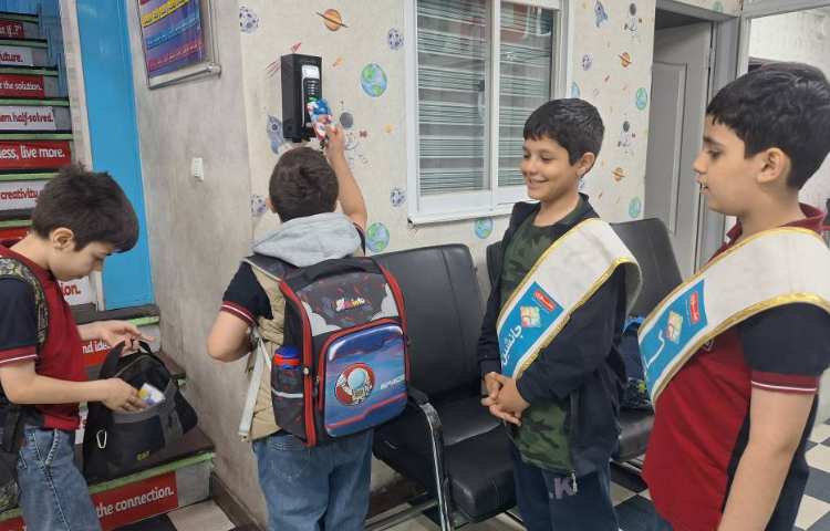 خوشامدگویی و استقبال از دانش آموزان توسط گروه آبی 4