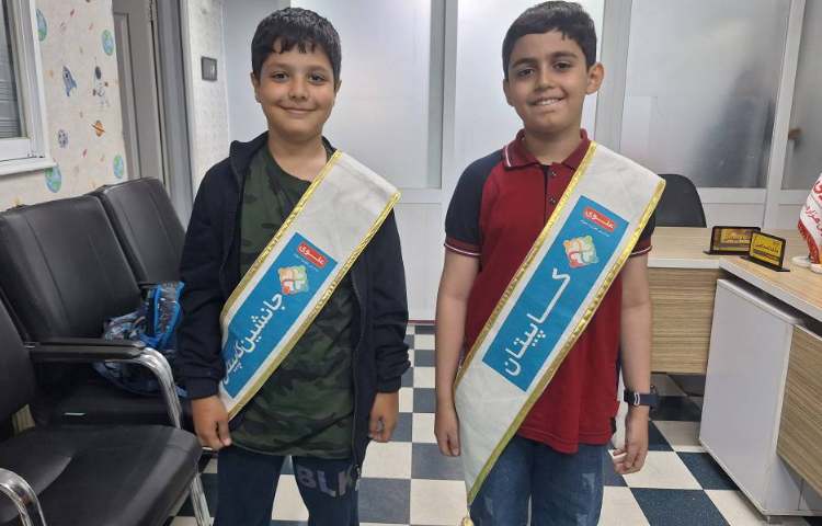 خوشامدگویی و استقبال از دانش آموزان توسط گروه آبی