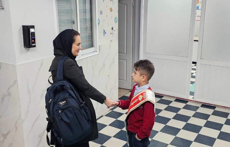 خوشامدگویی و برگزاری صبحگاه انگلیسی گروه قرمز (طرح چهارخانه)