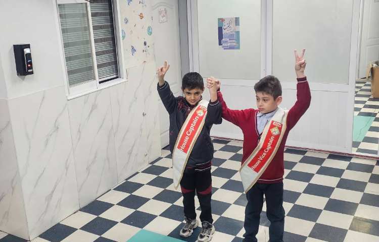 خوشامدگویی گروه قرمز در ورود دانش آموزان به زبان انگلیسی 1