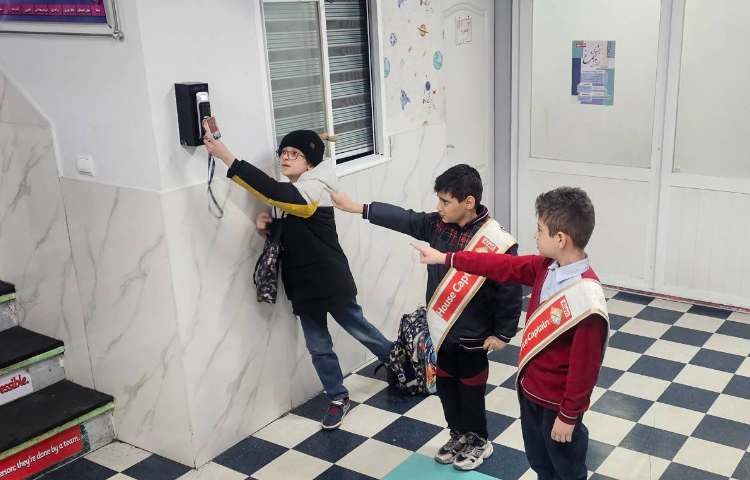 خوشامدگویی گروه قرمز در ورود دانش آموزان به زبان انگلیسی 2