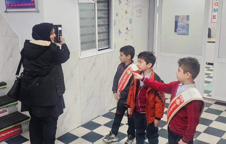 خوشامدگویی گروه قرمز در ورود دانش آموزان به زبان انگلیسی 3