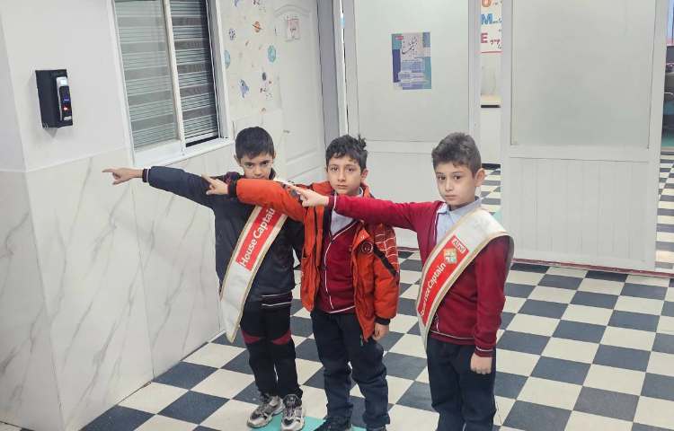 خوشامدگویی گروه قرمز در ورود دانش آموزان به زبان انگلیسی 4