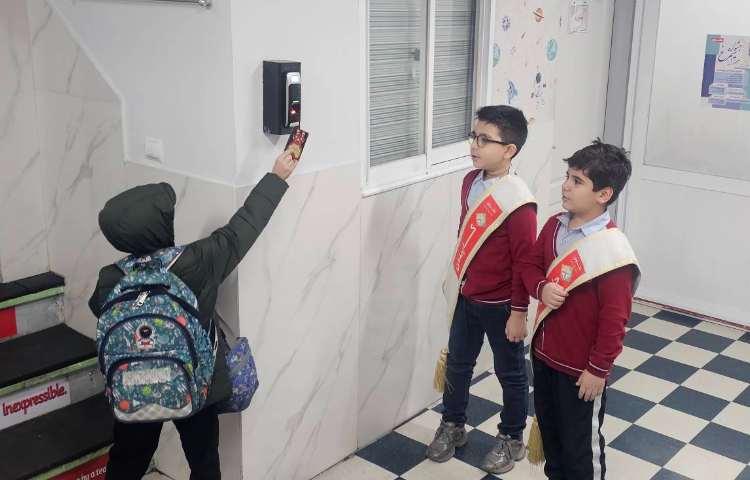 خوشامدگویی گروه قرمز ( طرح چهارخانه) به زبان انگلیسی 1