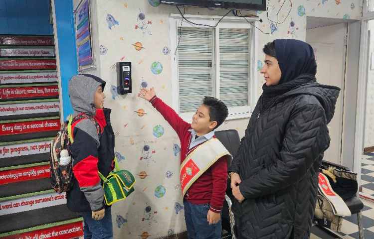 خوشامدگویی گروه قرمز هنگام ورود دانش آموزان و همکاران به مدرسه