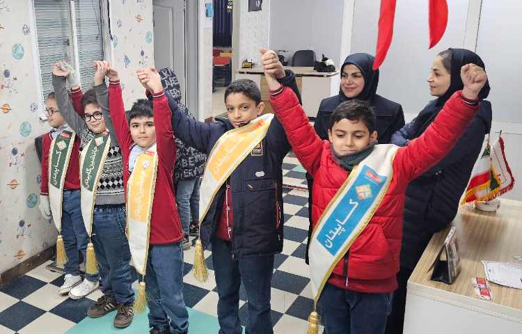 خوشامدگویی گروه های چهار خانه در هنگام ورود دانش آموزان 1