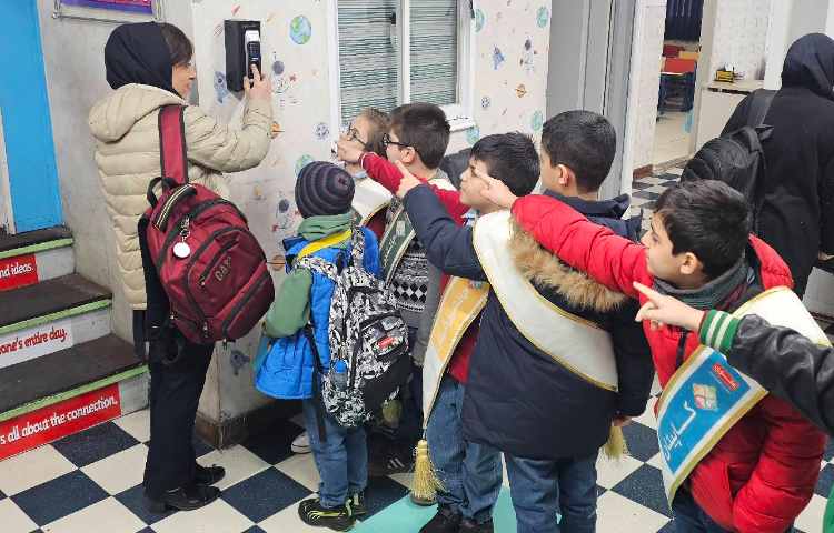 خوشامدگویی گروه های چهار خانه در هنگام ورود دانش آموزان 3