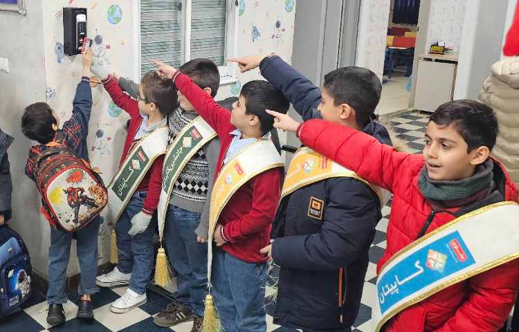 خوشامدگویی گروه های چهار خانه در هنگام ورود دانش آموزان 5