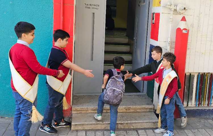 خوشامدگویی گویی و استقبال از دانش آموزان چهارخانه 6