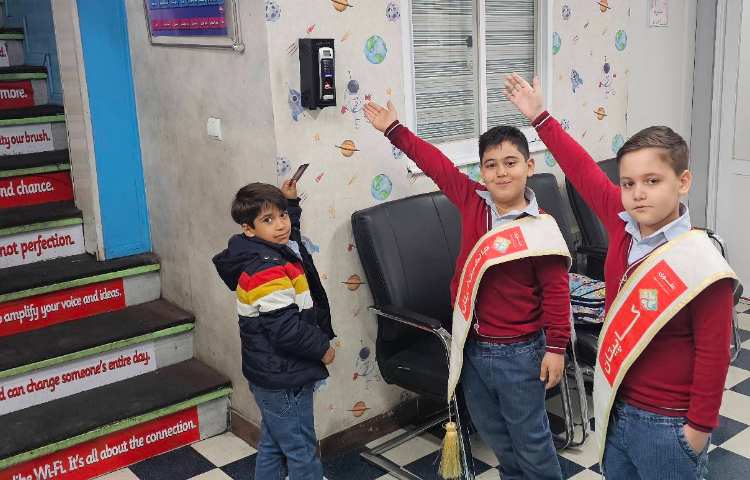 خوشامدگویی گویی و استقبال از دانش آموزان گروه قرمز