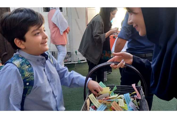 خوشامد گویی گروه زبان به دانش آموزان در اولین روز مدرسه 2