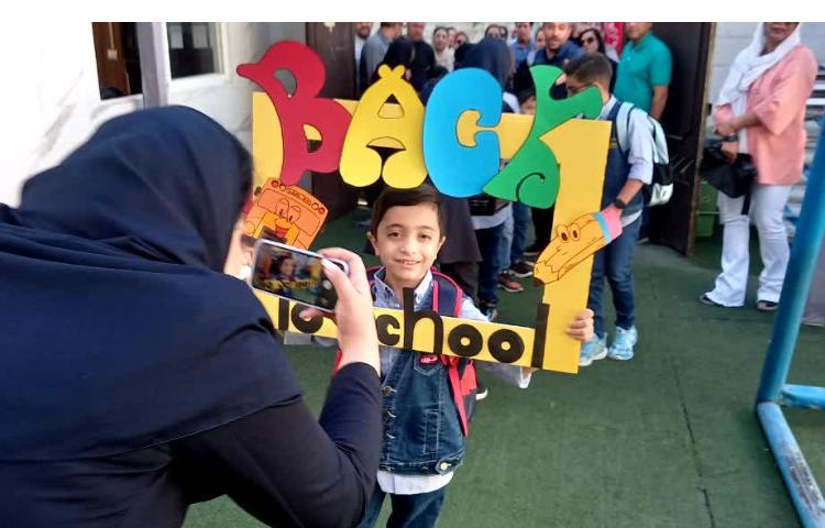 خوشامد گویی گروه زبان به دانش آموزان در اولین روز مدرسه 3