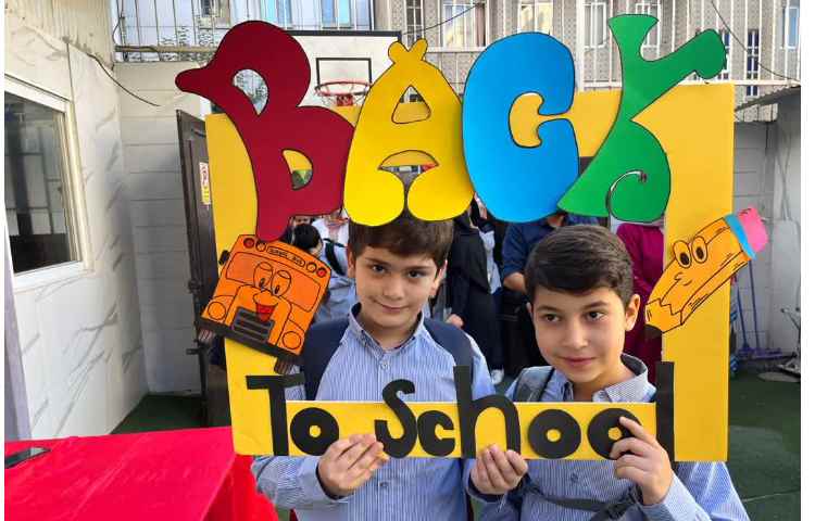 خوشامد گویی گروه زبان به دانش آموزان در اولین روز مدرسه 4