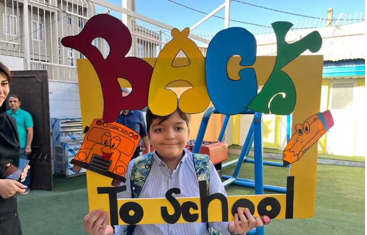 خوشامد گویی گروه زبان به دانش آموزان در اولین روز مدرسه 7