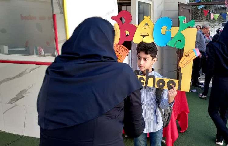 خوشامد گویی گروه زبان به دانش آموزان در اولین روز مدرسه 8