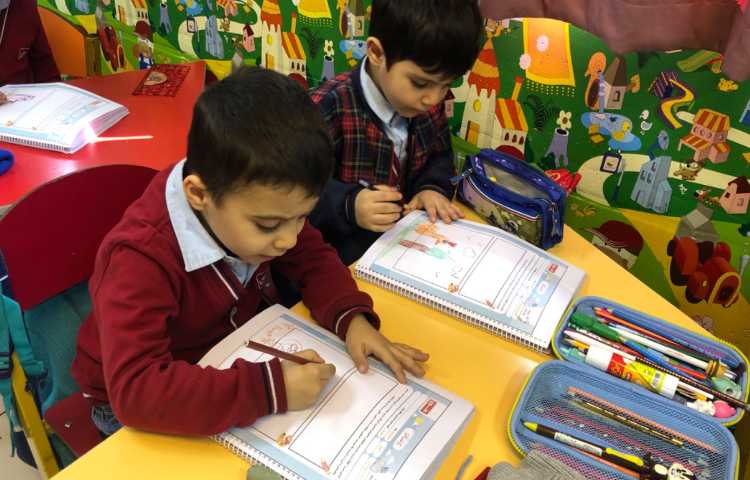 داستان خروس نگو یه ساعت گفته و نقاشی آن کشیده شد. 1