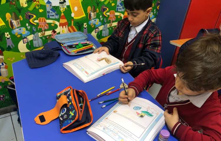 داستان خروس نگو یه ساعت گفته و نقاشی آن کشیده شد. 2