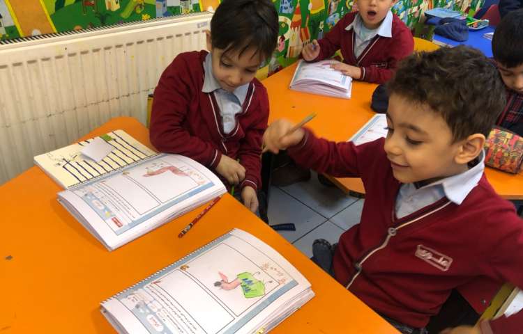 داستان خروس نگو یه ساعت گفته و نقاشی آن کشیده شد. 3