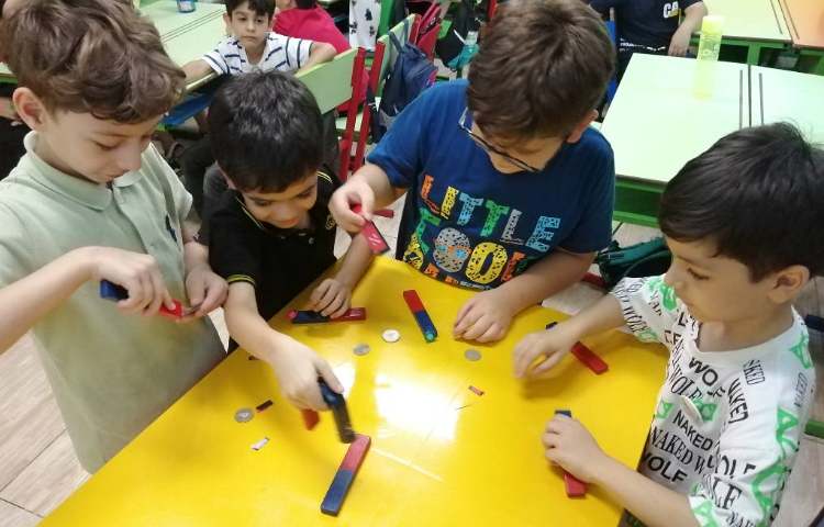 : دانشمندان کوچک، بازی ماز جهت آشنایی با خواص آهنربا 1